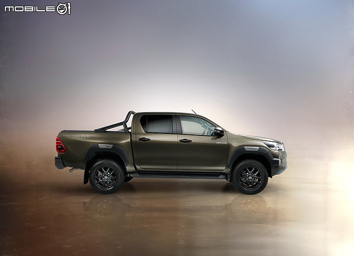 【海外新訊】Toyota 小改款 Hilux 初亮相,外觀、動力、底盤全面精進!