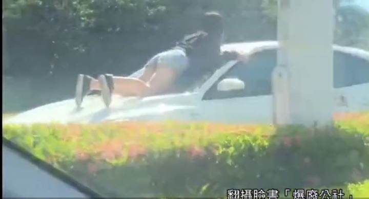 危險趴車 19歲熱褲妹趴車也要幫媽抓爸爸的她