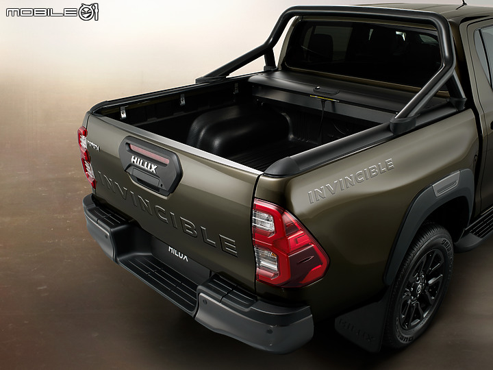 【海外新訊】Toyota 小改款 Hilux 初亮相,外觀、動力、底盤全面精進!