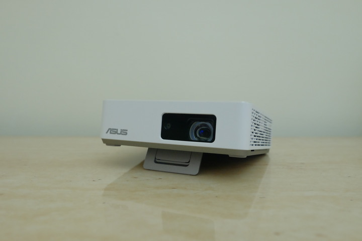 只比手掌大一點的Zenbeam S2投影機、追劇的好幫手分享