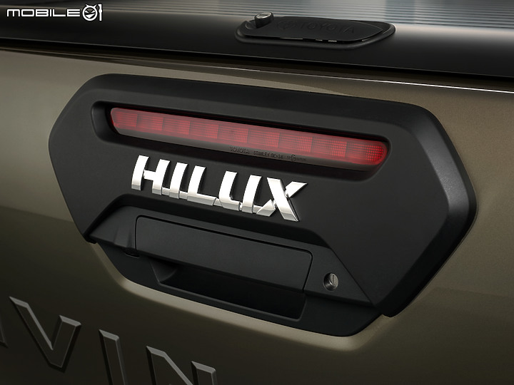 【海外新訊】Toyota 小改款 Hilux 初亮相,外觀、動力、底盤全面精進!