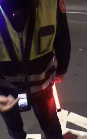 高雄女騎黃牌重機 收改管罰單她傻眼
