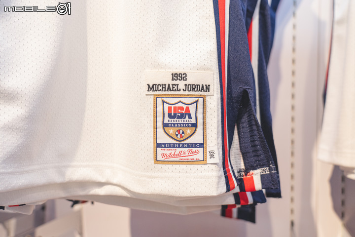 Mitchell & Ness夢幻隊主場白首度在台發售 現場竟加碼展示超罕見周邊商品!?