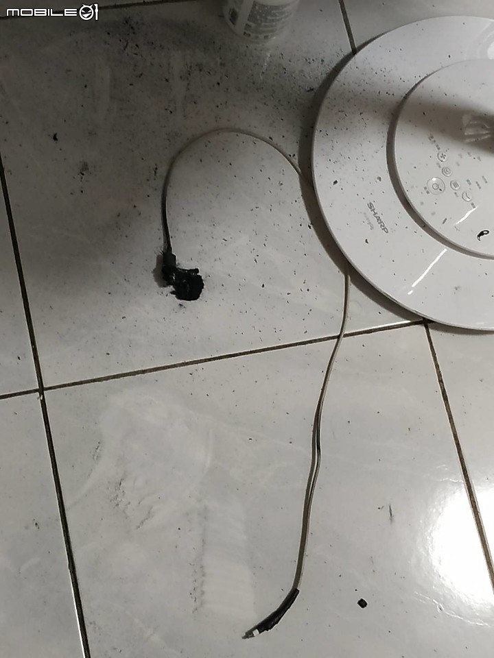 ASUS 行動電源突然自燃......大家使用行動電源真的要小心!
