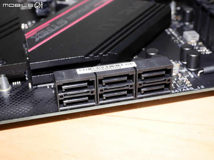 點我看大圖 電馭新風格 ROG STRIX 主流戰鬥系 AMD B550-F GAMING (WI-FI) 開箱