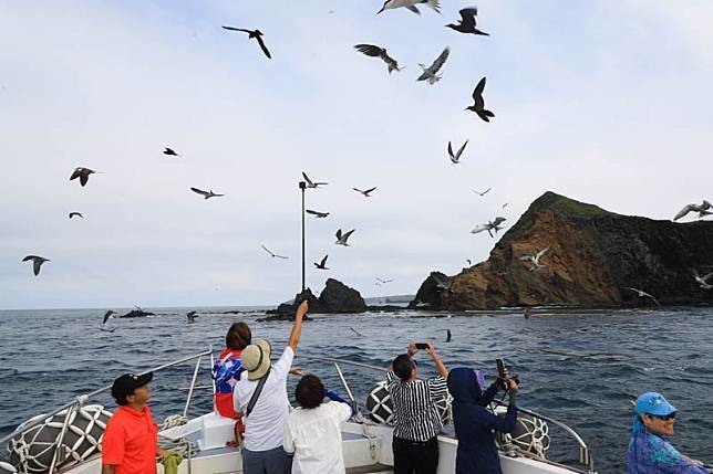 擁抱澎湖南方四島蔚藍大海 悠遊海底薰衣草森林