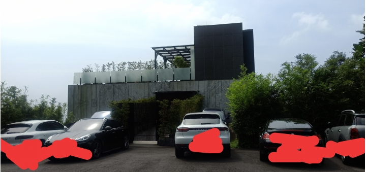 （5分）請問宜蘭縣頭城鎮，大修公仙公廟下方走路兩分鐘路程，有一個房子，很多名車停外面，那到底是什麼住所？
