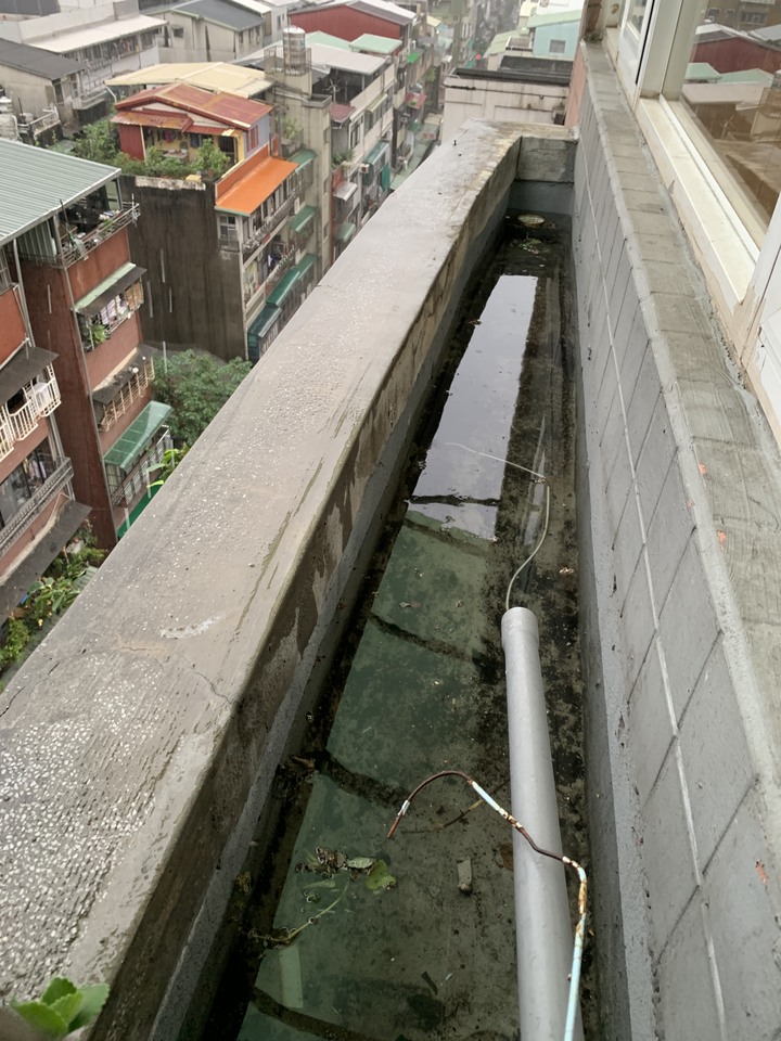 [求助] 陽台外推的牆面角落掉漆漏水發霉味！