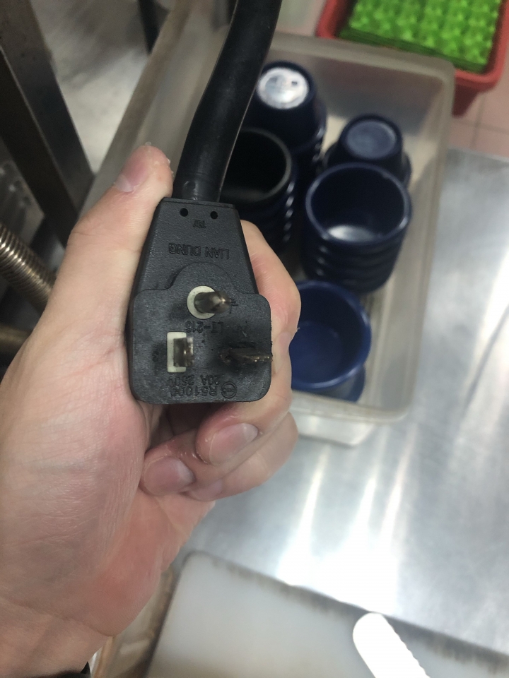 插頭一插上去就燒焦 建議全部更換嗎？