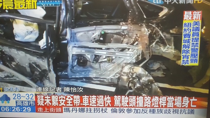 高速自撞中山橋分隔島車門鈑金整片掀開...人噴飛爆頭亡