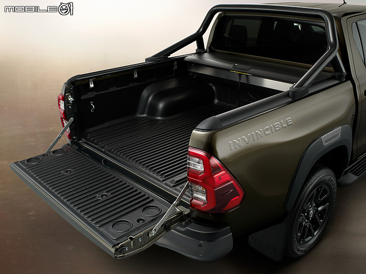 【海外新訊】Toyota 小改款 Hilux 初亮相,外觀、動力、底盤全面精進!
