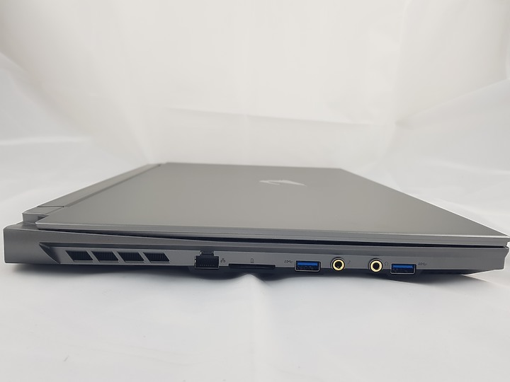 點我看大圖 【小宅開箱】【評測】技嘉 GIGABYTE AORUS 17G XB 又是一台可怕的怪獸