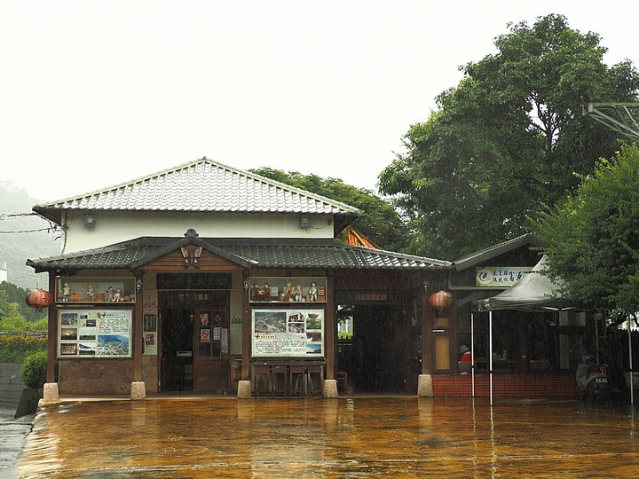 花蓮 富源車站｜拔仔庄常民文化館、大農大富平地森林園區、光復車站、翁游韭菜臭豆腐、廖快菸樓｜大榮國小教師宿舍｜林田警察官吏派出所及舊林田派出所、森山舍咖啡、新城(太魯閣)車站、崇德車站—梅雨季中的花蓮旅行，第四部