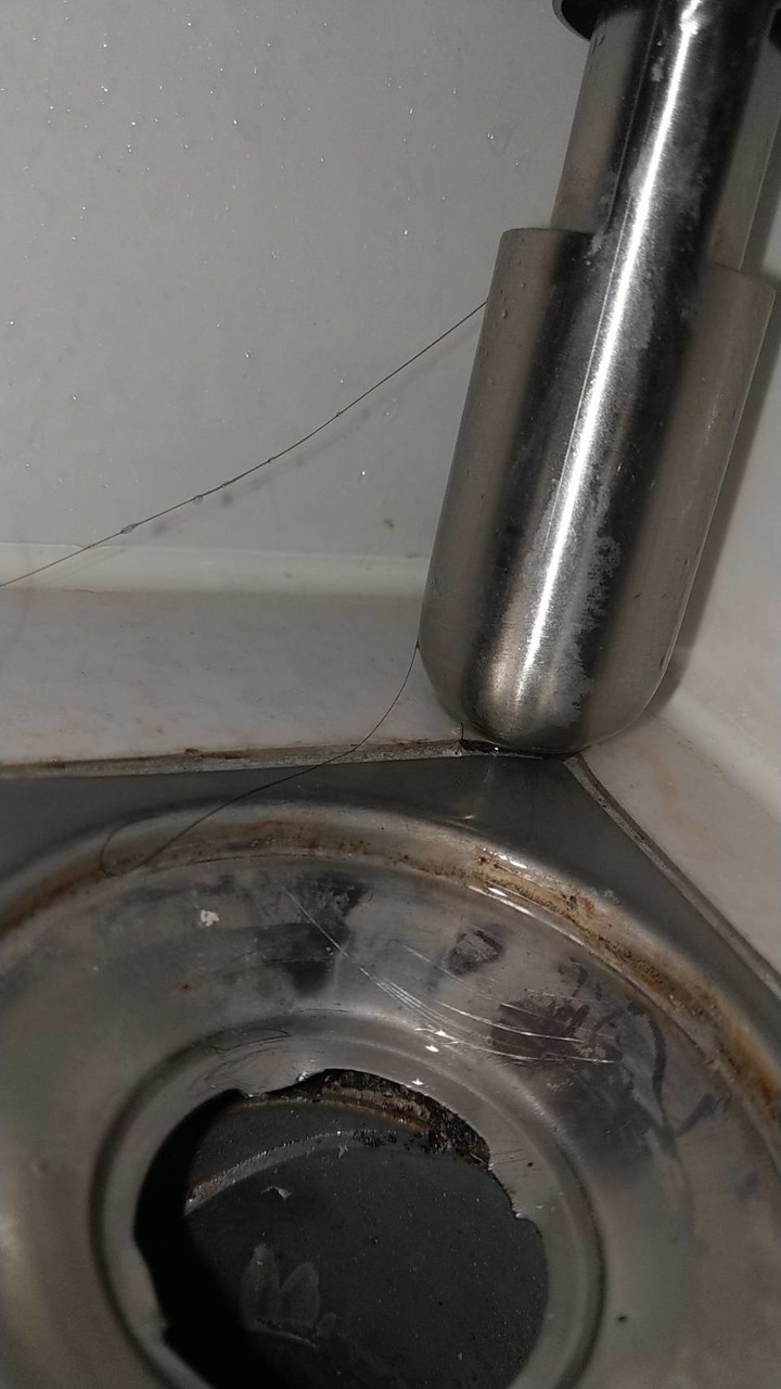 浴室落水頭與排水管沒有完整包好該如何改善呢