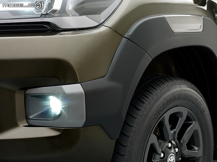 【海外新訊】Toyota 小改款 Hilux 初亮相,外觀、動力、底盤全面精進!