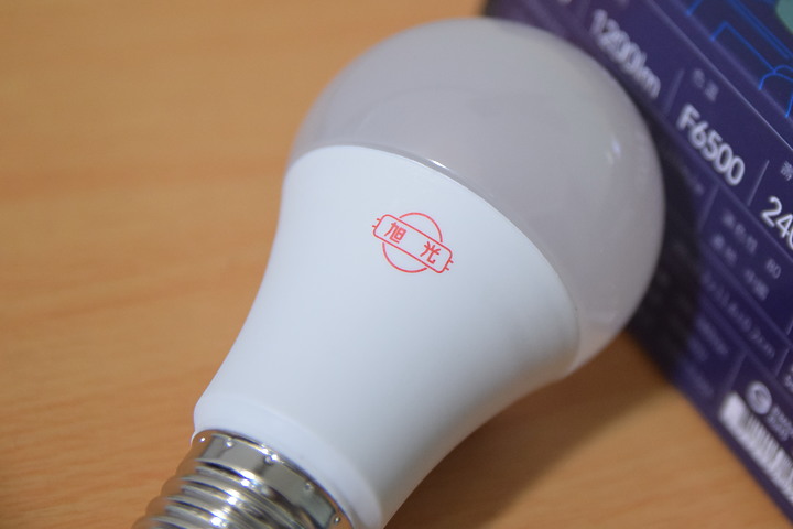 開箱 LED 20W星鑽吸頂燈 LED燈泡 ... 小宅小改造 旭光 輕鬆升級家中照明