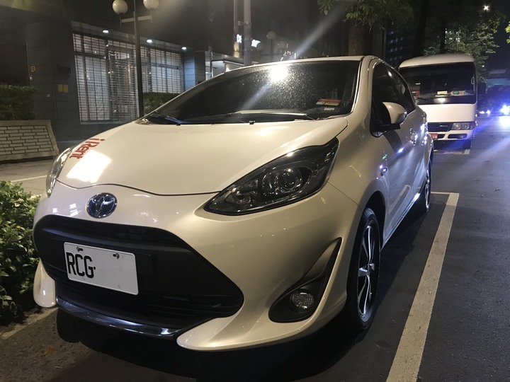 [iRent租車分享] Toyota PriusC 再撒新車 & 租車規定更新分享