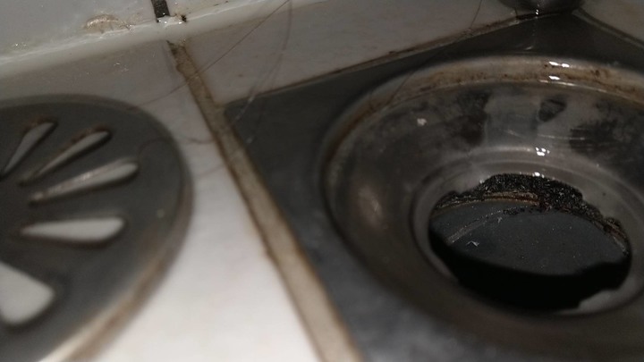 浴室落水頭與排水管沒有完整包好該如何改善呢