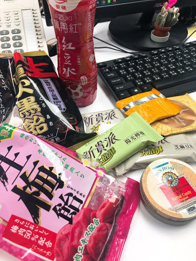戴口罩還一直搶零食,戴戴脫脫不煩嗎?