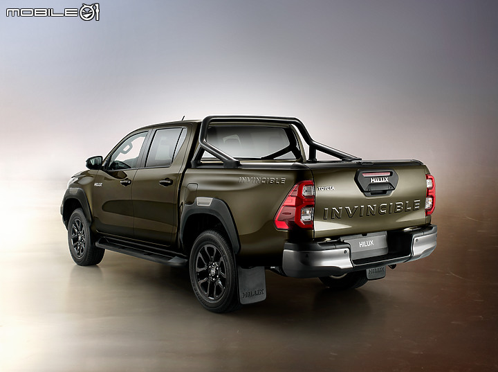 【海外新訊】Toyota 小改款 Hilux 初亮相,外觀、動力、底盤全面精進!