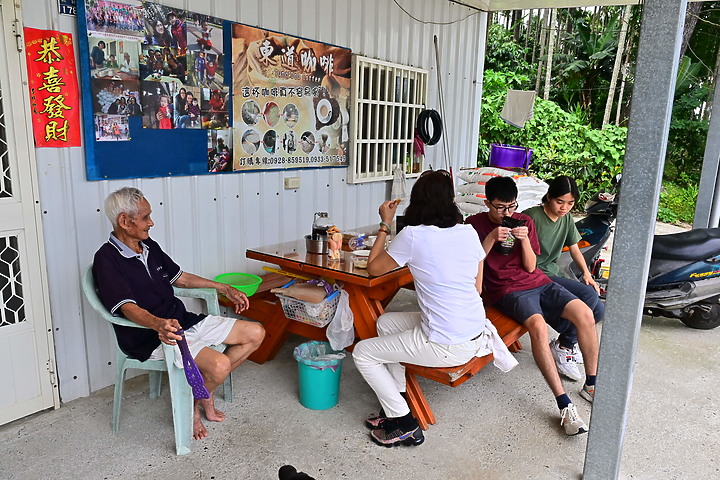 東道咖啡：88歲阿伯和87歲阿嬤歡迎大家上山品嚐他們家美味的咖啡