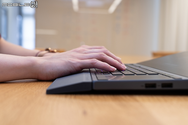 ROG Zephyrus Duo 15 GX550 測試 超頻效能的雙螢幕電競筆電！
