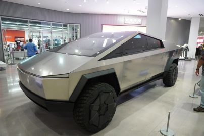 【Cybertruck】彼得森汽車博物館展出，更多細節的照片