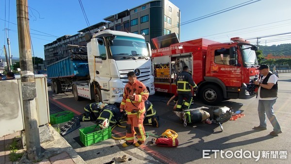 砂石車前陰影等紅燈…騎士遭撞輾「拖行10m困車底」！驚恐狂拍車身躲死劫