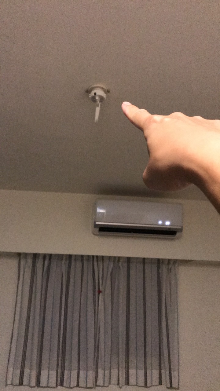 吸頂燈裡面竟然有水