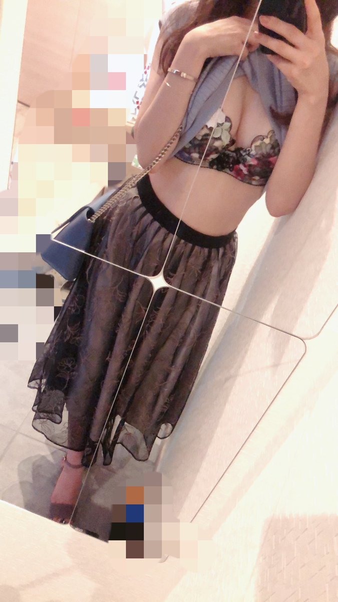 櫻花妹挑戰穿脫衣對比曬內在美 極小比基尼只夠遮點