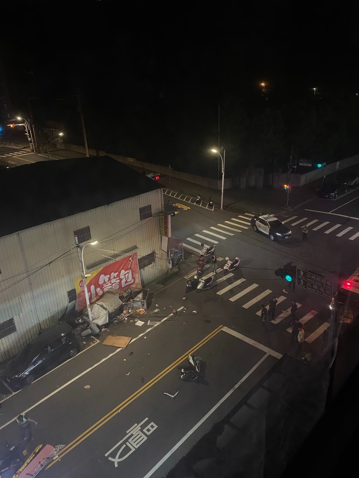 三峽重大車禍1死3傷!少年闖紅燈高速撞警車噴飛亡2警濺血掛彩