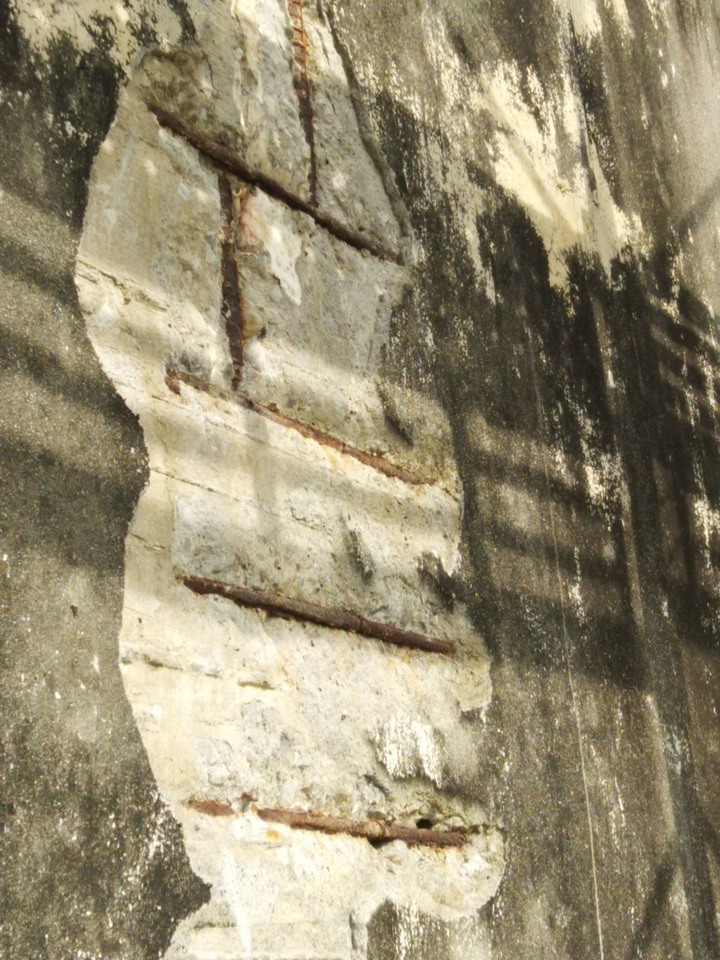 請問外牆水泥剝落至鋼筋位置，適當的修補步驟為何?