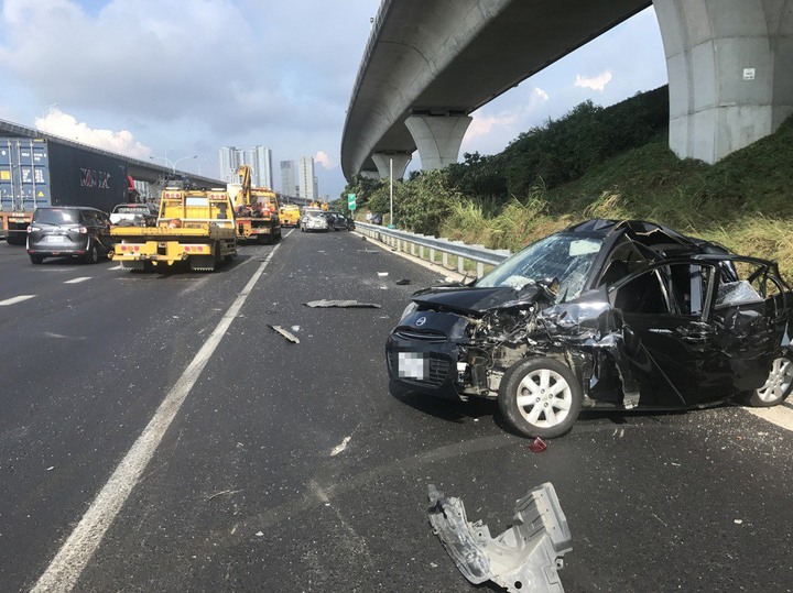 影／疑未注意路況 聯結車國一43K連撞5輛車！