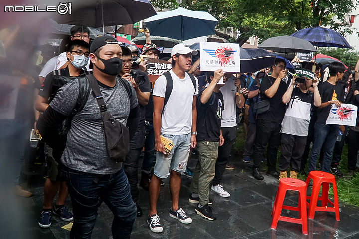 【採訪】騎士也要有安全的路！台灣機車路權促進會起義包圍公路總局抗議！