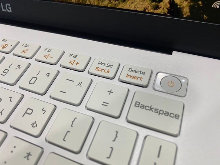 換新筆電 LG 14Z90N 開箱