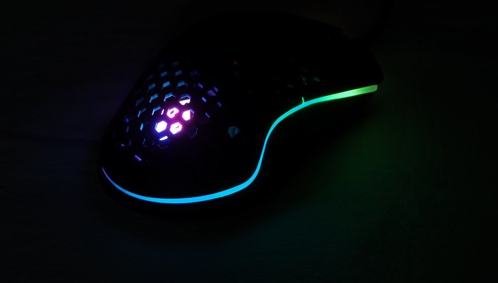 平價輕量洞洞鼠 Anacomda Black Hole RGB 遊戲滑鼠開箱