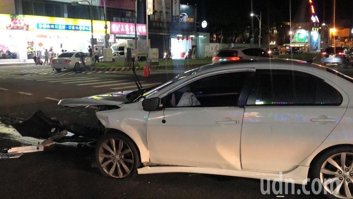 BMW與三菱相撞3人受傷車頭全毀、安全氣囊爆開