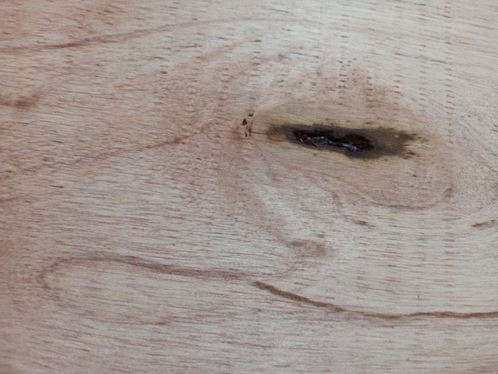 想請教 木板上這黑黑像燒焦的是什麼