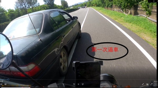 行車糾紛互尬…女爆氣「甩這根」超兇!網驚:拿出姊夫了