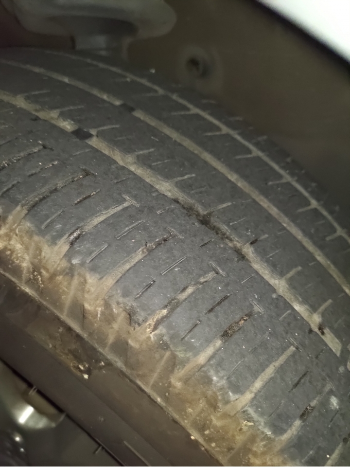 2013 CRV4，請問這樣輪胎是否需要更換了?