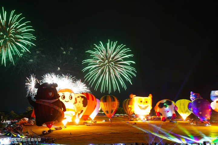 【台東鹿野│景點】台東2020年國際熱氣球嘉年華,附上交通攻略,10週年28顆造型球輪番上陣,每日兩場繫留體驗,還有光雕秀