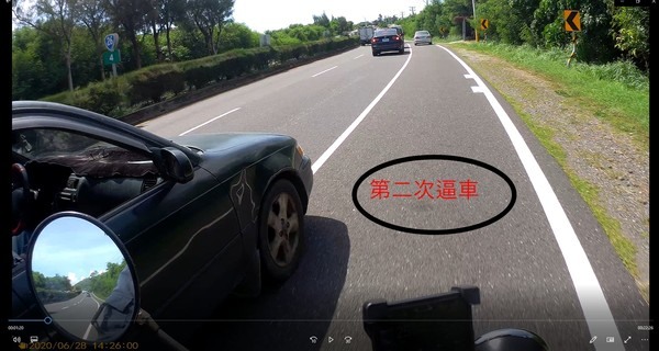 行車糾紛互尬…女爆氣「甩這根」超兇!網驚:拿出姊夫了