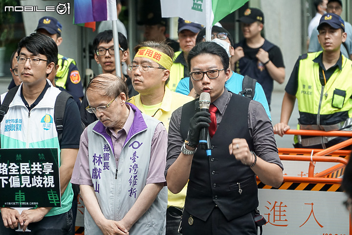 【採訪】騎士也要有安全的路！台灣機車路權促進會起義包圍公路總局抗議！