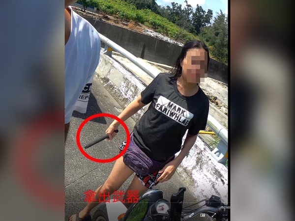行車糾紛互尬…女爆氣「甩這根」超兇!網驚:拿出姊夫了