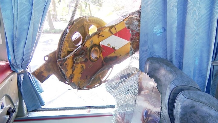 悚！ 起重機懸臂直插公車 乘客跳開躲死劫