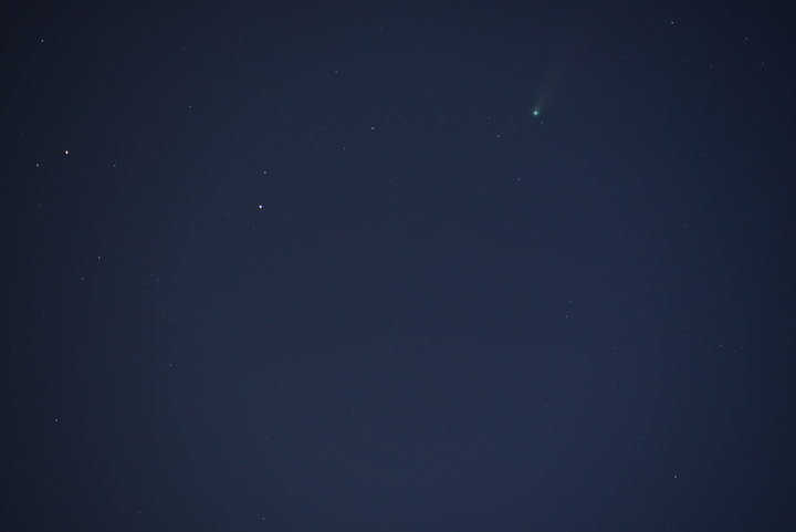 新增7月29日縮時攝影_峨嵋月伴彗星NEOWISE_(C/2020 F3 NEOWISE)