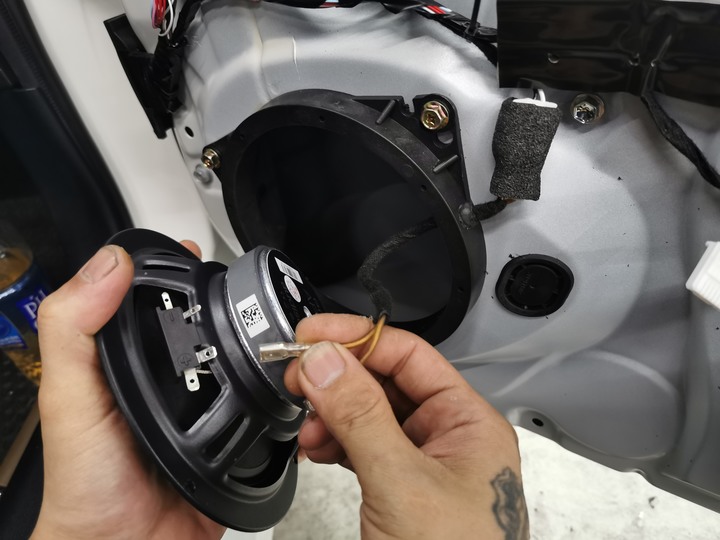 ［改裝文-Part2］Prius 4.5 升級Audison AP6.5 中低音喇叭+DIY拆門飾板圖解及(安卓改機)
