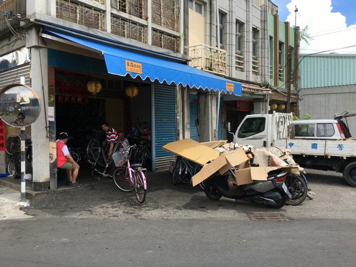 東 港 小 鎮 漫 遊 騎