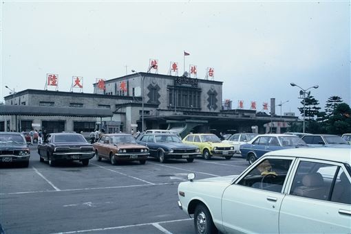 老照片故事/34年前台北車站這樣擠月台 竟然有陽光