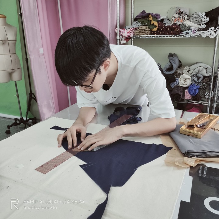 [服裝設計知識]-認識不對稱的服裝設計 穿出專屬的個性時尚